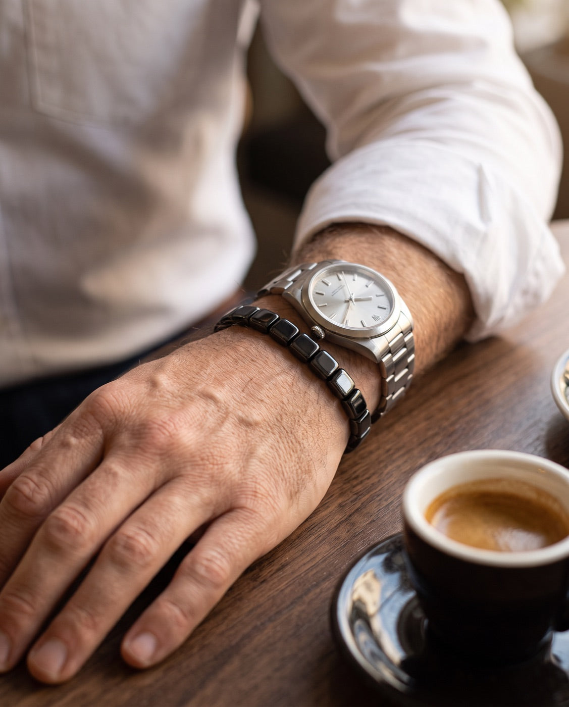 Bracelet en hématite porté avec une montre